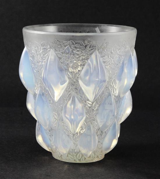 A René Lalique Rampillon opalescent glass vase, 12.5cm